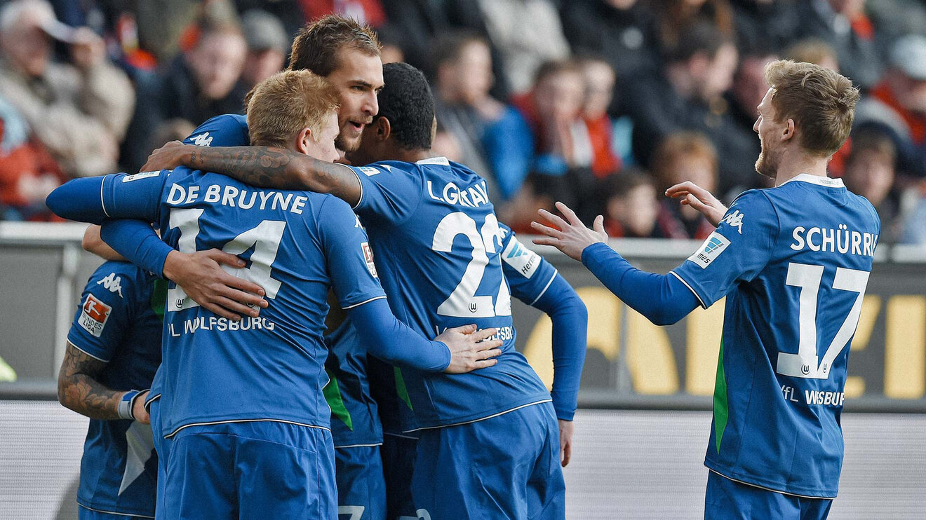 Der ehemalige VfL-Wolfsburg-Spieler Bas Dost jubelt mit seinen Mitspielern.