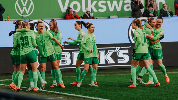 Die VfL-Wolfsburg-Spielerinnen jubeln nach einem Tor.
