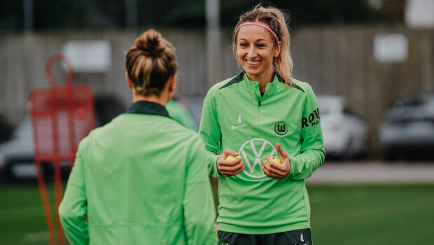 VfL-Wolfsburg-Spielerin Kathy Hendrich lacht im Training.