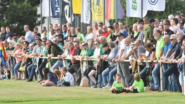 Die bunt gemischte Kulisse beim Jubiläumsspiel des VfL Wolfsburg. Es waren sowohl ältere als auch jüngere Zuschauer und viele Familien vor Ort.