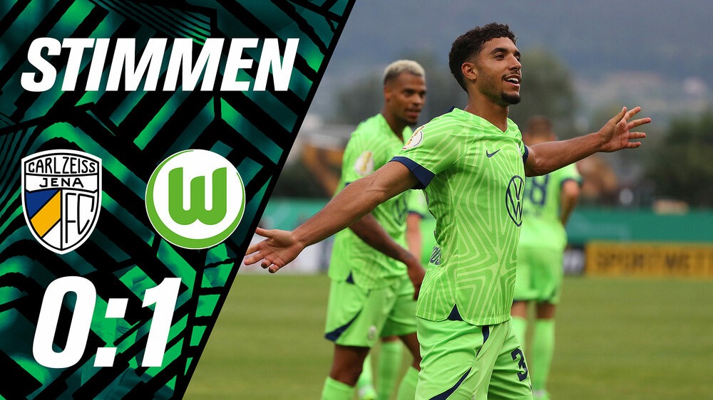 Der VfL Wolfsburger Omar Marmoush schaut erfreut und mit offenen Armen zu seinen Fans auf.