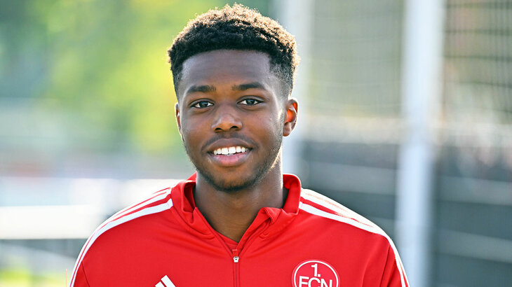 Bryang Kayo vom VfL Wolfsburg im Dress vom 1. FC Nürnberg.