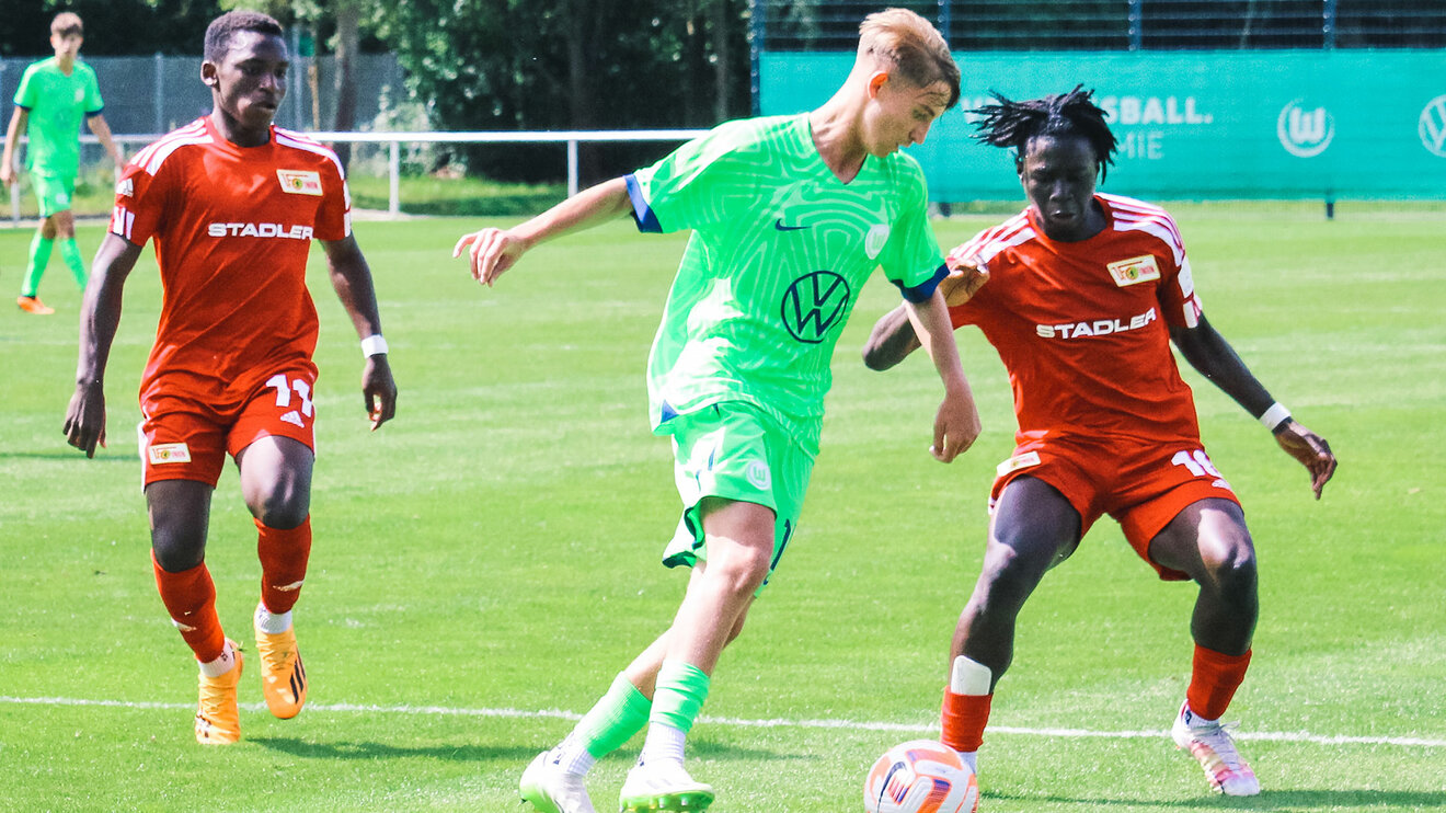 Der U16-Spieler des VfL Wolfsburg kämpft neben seinem Gegner um den Ball.