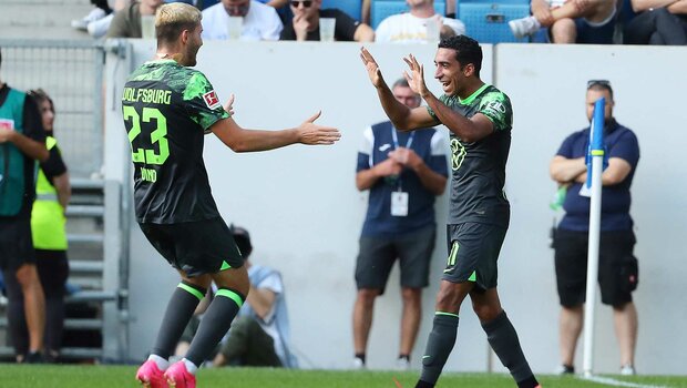 Die Spieler des VfL-Wolfsburg Wind und Tomas bejubeln ihren Treffer gegen Hoffenheim.