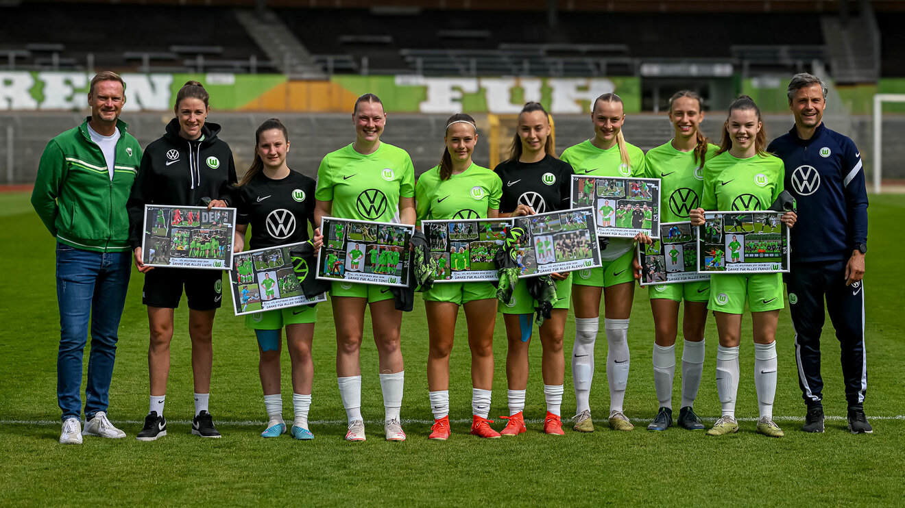 VfL-Wolfsburg-Spielerinnen der U20 bei der Verabschiedung vor dem letzten Saisonspiel auf einem Gruppenbild.