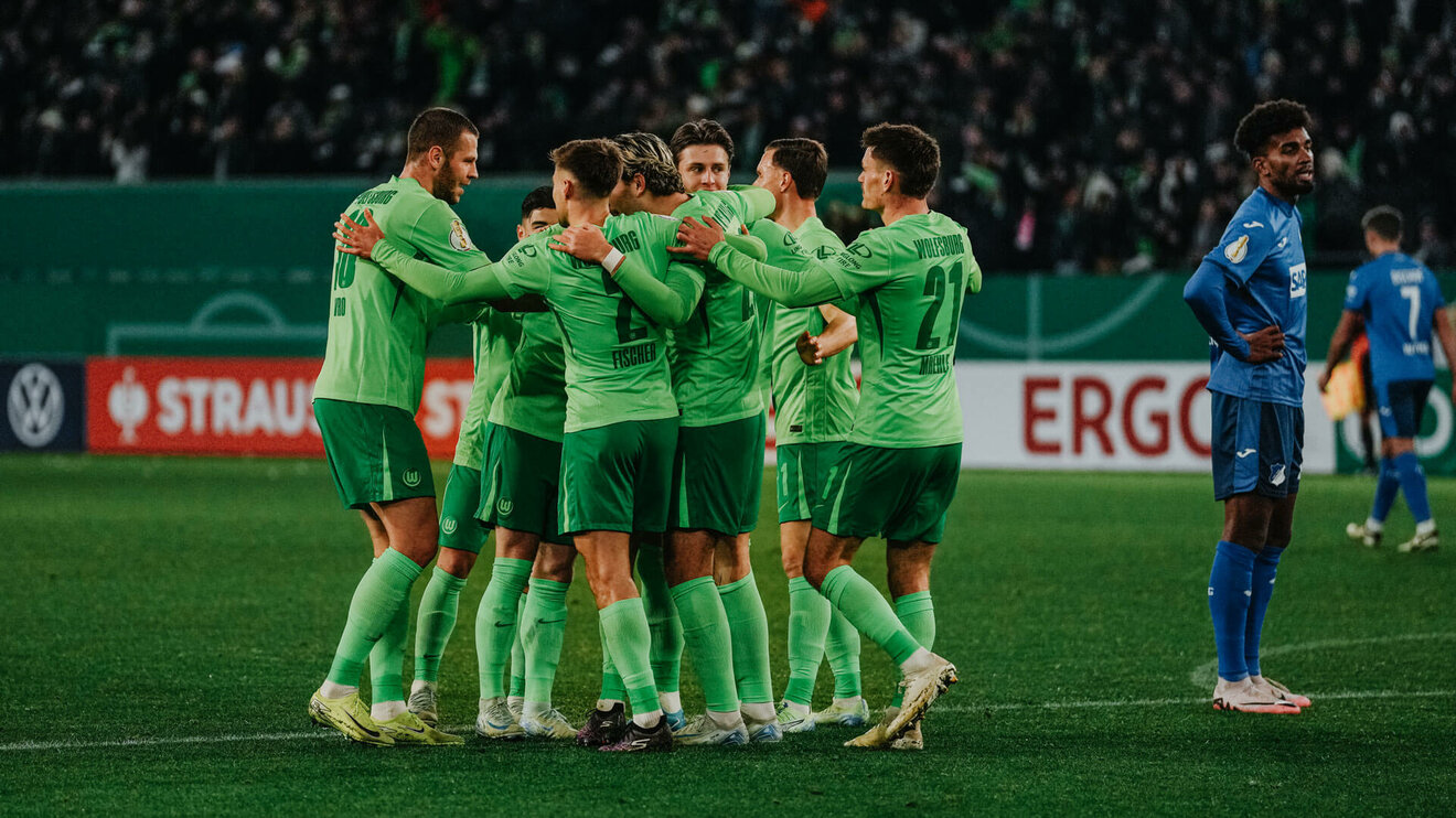 Die VfL-Wolfsburg-Spieler jubeln zusammen nach einem Tor.