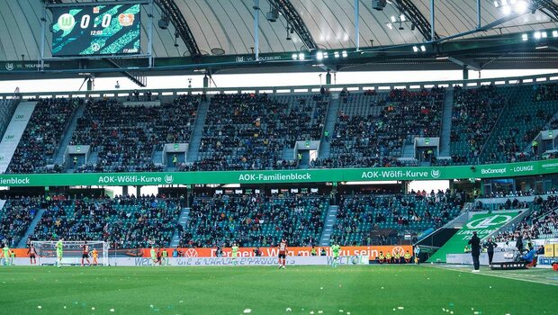 Die Fans des VfL Wolfsburg in der Volkswagen Arena beim Spiel gegen Leverkusen.