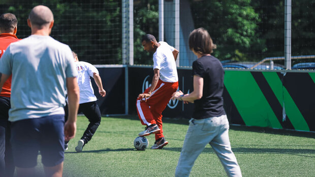 Ein Spieler der tunesischen Delegation am Ball auf dem Trainingsplatz des VfL Wolfsburg.
