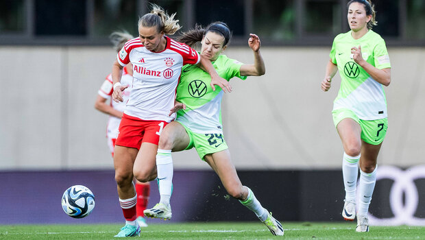 Joelle Wedemeyer vom VfL Wolfsburg erkämpft sich den Ball.