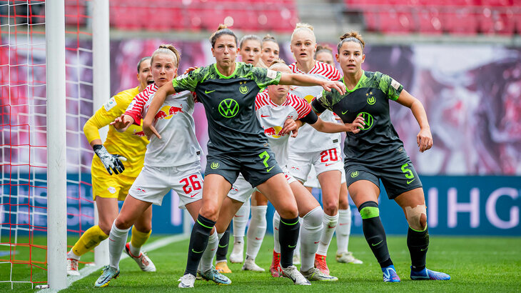 Die VfL-Wolfsburg-Spielerinnen im Zweikampf bei einem Eckball.