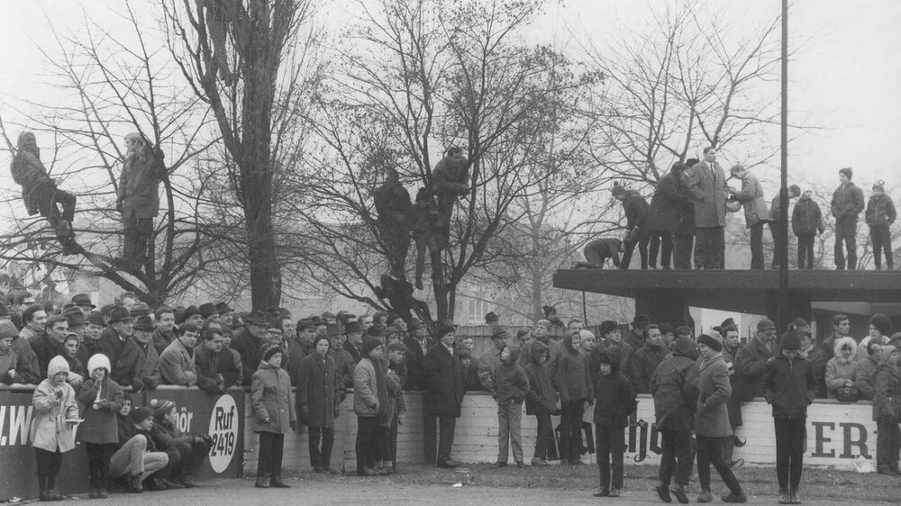 Zuschauer auf dem Gelände am Elsterweg im Jahr 1952.