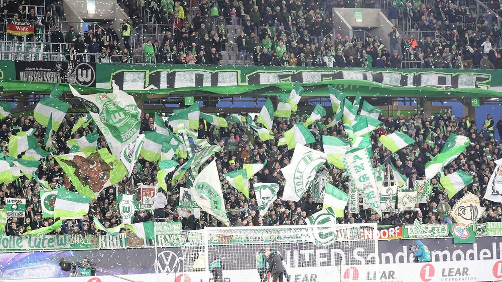 Fans des VfL Wolfsburg feuern die Wölfe in der Volkswagenarena an.