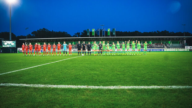 Die Spielerinnen des VfL Wolfsburg stehen vor dem Spiel in einer Reihe.
