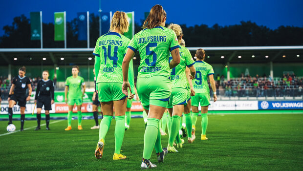 Die Spielerinnen der VfL Wolfsburg Frauen laufen in das Stadion ein.
