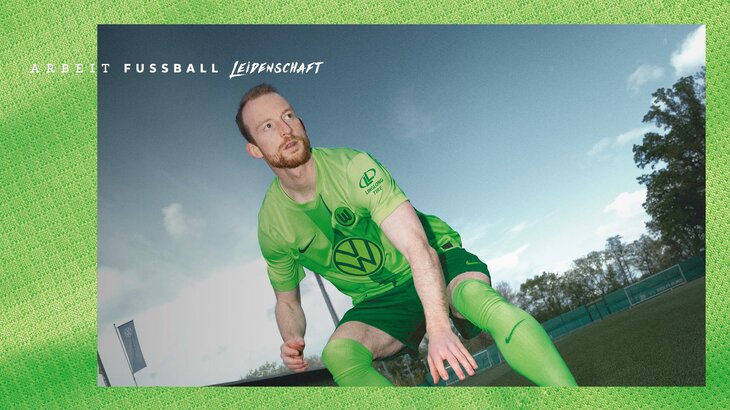 VfL-Wolfsburg-Spieler Max Arnold im neuen Heimtrikot der Wölfe 2024/2025.