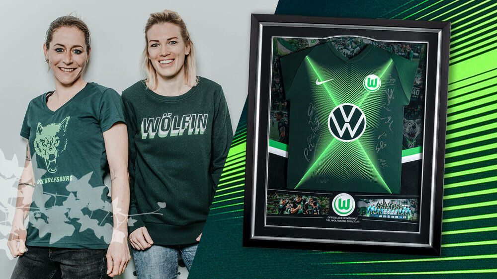 Anna Blässe und Lara Dickenmann präsentieren die neue Frühlingskollektion - daneben der signierte und limitierte Rahmen mit dem aktuellen Heimtrikot des VfL Wolfsburg.