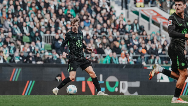 VfL-Wolfsburg-Spieler Mads Roerslev nimmt den Ball mit dem Fuß an.