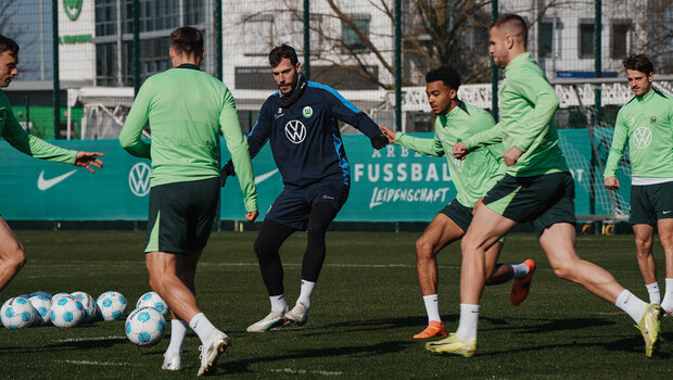 Der VfL-Wolfsburg-Spieler Marius Müller in einer Auftaktbewegung.