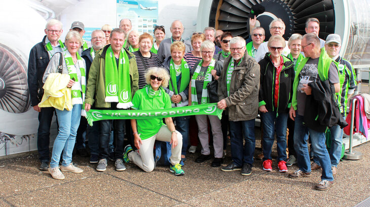 VfL Wolfsburg Fans des Wölfeclub 55Pkus posieren für ein Gruppenfoto.