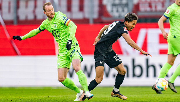 VfL-Wolfsburg-Spieler Arnold im Zweikampf im Spiel gegen den SC Freiburg.