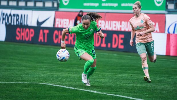 VfL-Wolfsburg-Spielerin Ewa Pajor am Ball im Spiel gegen Bremen.