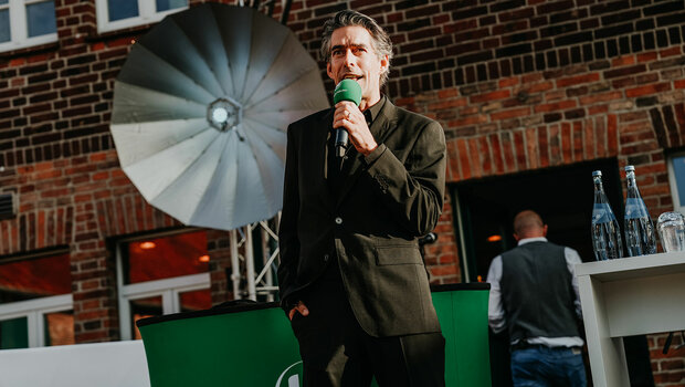 Michael Meeske hält eine Rede auf der Bühne beim Sommerfest des VfL Wolfsburg,