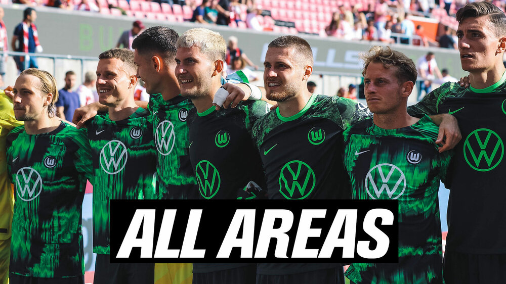 Das Team vom VfL Wolfsburg jubelt mit den Fans.