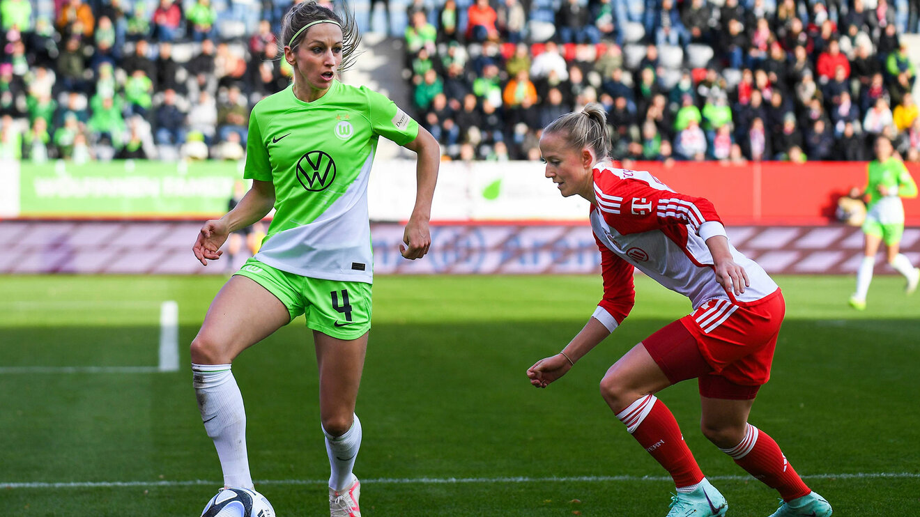 VfL-Wolfsburg-Spielerin Kathrin Hendrich stoppt den Ball mit dem Fuß.