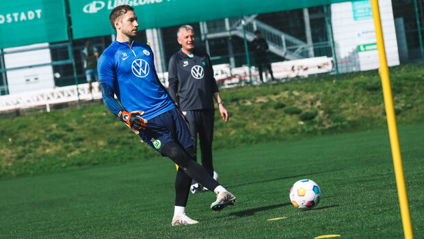 Der VfL-Wolfsburg-Spieler Niklas Klinger spielt den Ball.
