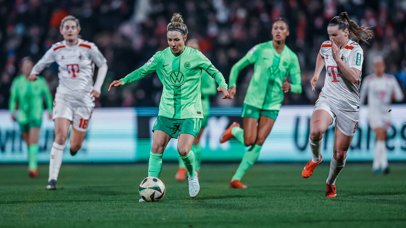 Die VfL-Wolfsburg-Spielerin Svenja Huth läuft mit dem Ball.