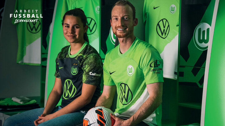 Lena Oberdorf und Maximilian Arnoldin den neuen Trikots des VfL Wolfsburg.