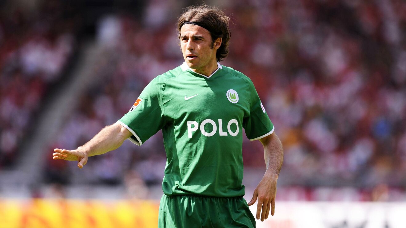 Der ehemalige Spieler Andrea Barzagli des VfL Wolfsburg steht auf dem Spielfeld.
