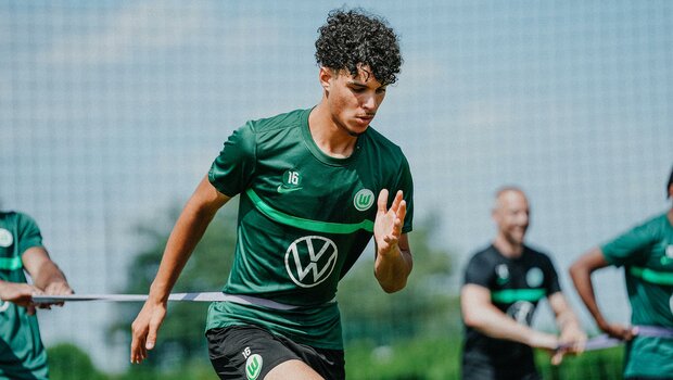 Ein Nachwuchsspieler des VfL Wolfsburg nimmt an einer Trainingsübung teil.