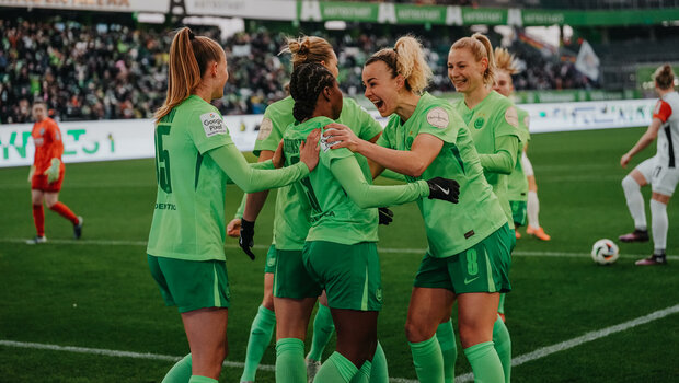 Die VfL-Wolfsburg-Spielerinnen jubeln nach einem Tor.