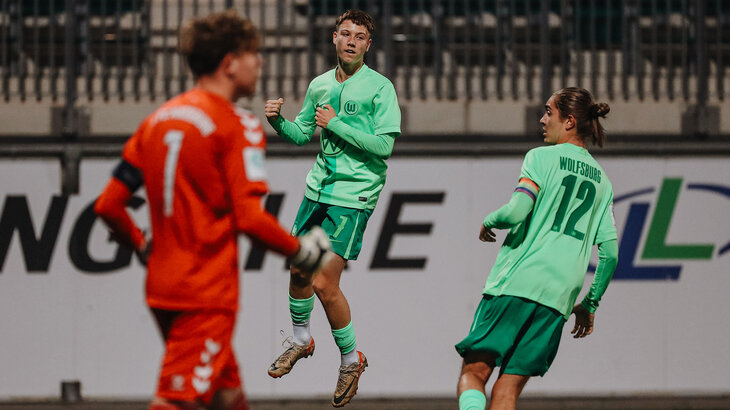VfL-Spieler Marko Mandity springt auf dem Spielfeld hoch.