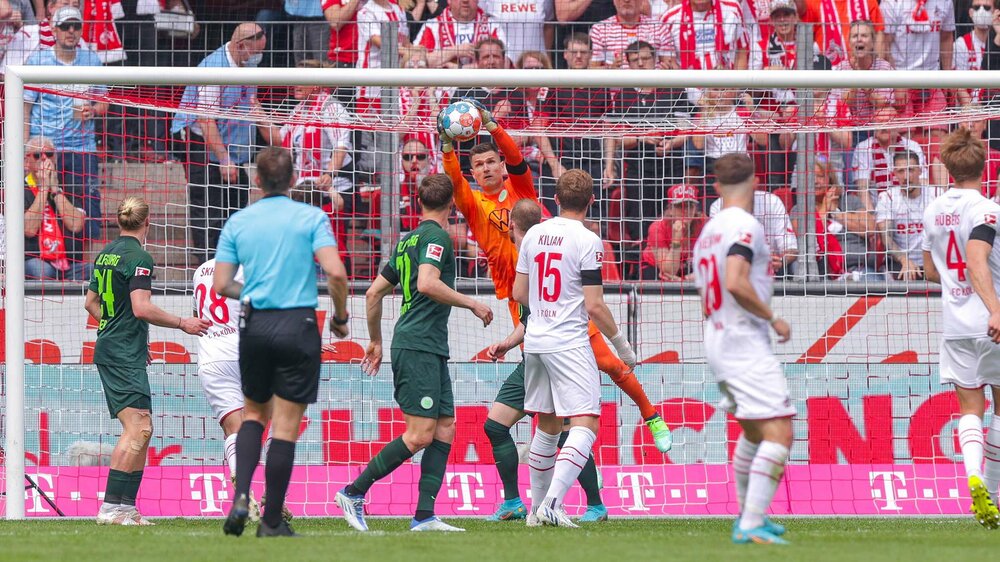 VfL-Wolfsburg-Torwart Pavao Pervan springt in die Luft und fängt den Ball.