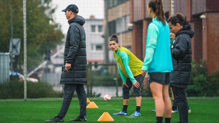 VfL-Spielerin Dominique Janssen hört vorgebeugt auf die Worte von Trainer Tommy Stroot.