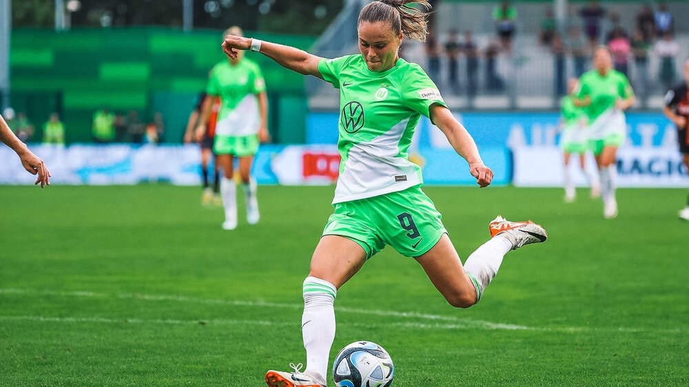 VfL-Wolfsburg-Spielerin Ewa Pajor schießt den Ball.