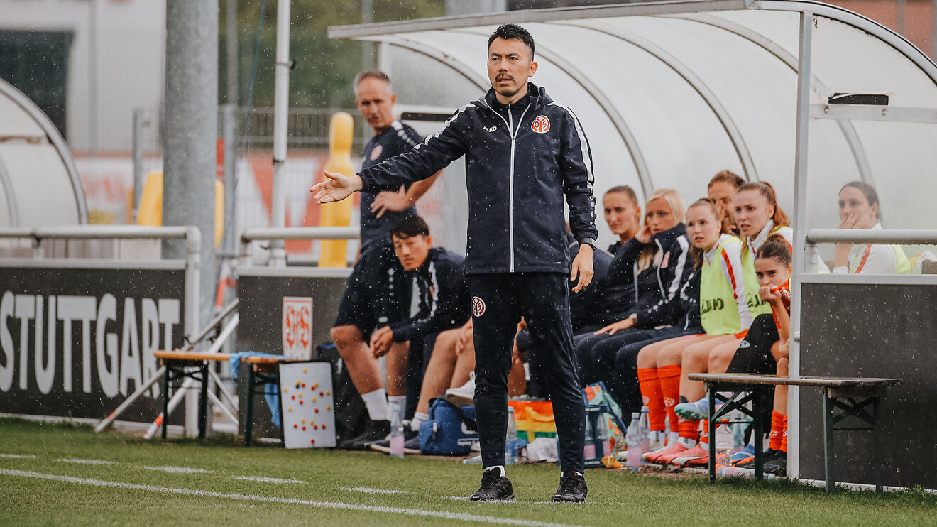 Der Trainer der Mainzer Frauenmannschaft gibt vom Spielfeldrand aus Anweisungen.