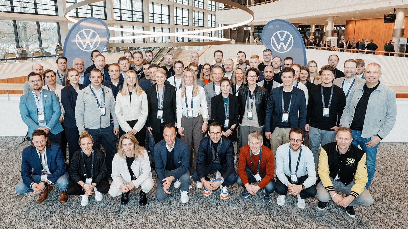 Gruppenbild der SPOBIS mit VfL-Wolfsburg-Spielerin Janina Minge.