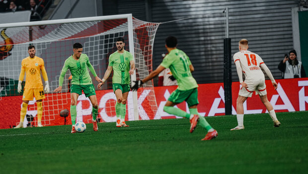 Der VfL-Wolfsburg-Spieler Bence Dardai spielt den Ball.