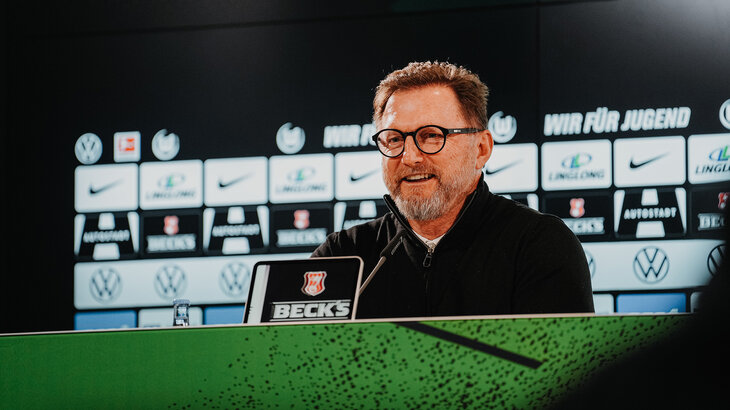 VfL-Trainer Raph Hasenhüttl bei einer Pressekonferenz.