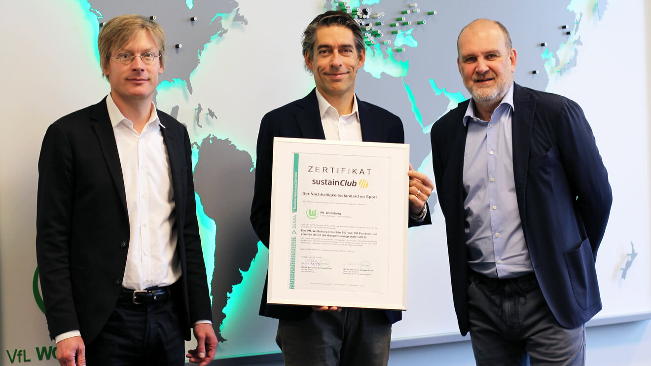 Die Geschäftsführer Dr. Tim Schumacher, Michael Meeske und Jörg Schmadtke des VfL Wolfsburg erhalten von sustainClub die höchstmögliche Nachhaltigkeitsauszeichnung.
