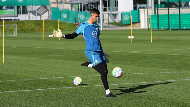 VfL Wolfsburg Keeper Casteels tritt im Training auf dem Trainingsplatz an der Volkswagen Arena gegen den Ball.