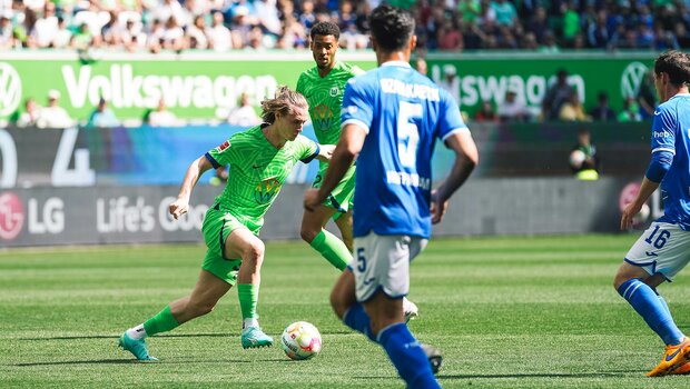 VfL-Wolfsburg-Spieler Patrick Wimmer läuft mit dem Ball.