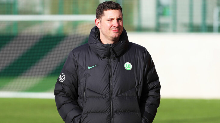 Nils Schmadtke vom VfL Wolfsburg alleine auf einem Trainingsplatz.