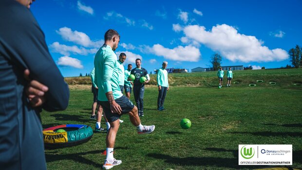 VfL-Wolfsburg-Spieler bei einer Geschicklichkeitsübung im Trainingslager.