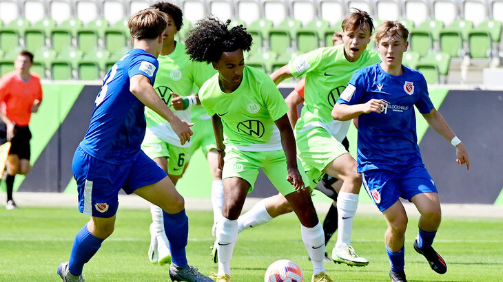 Spieler der U17 des VfL Wolfsburg im Laufduell mit einem Gegner.