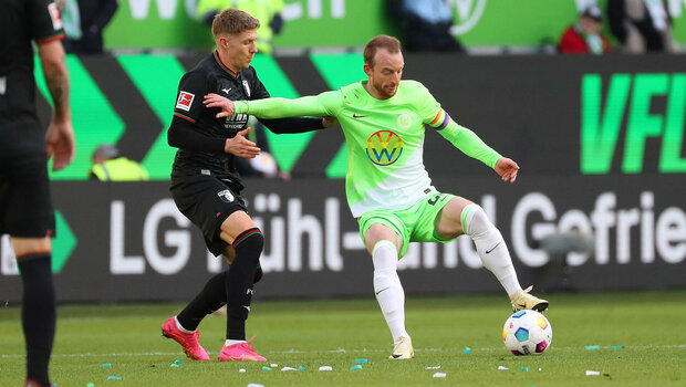Der VfL-Wolfsburg-Spieler Maximilian Arnold im Zweikampf um den Ball.