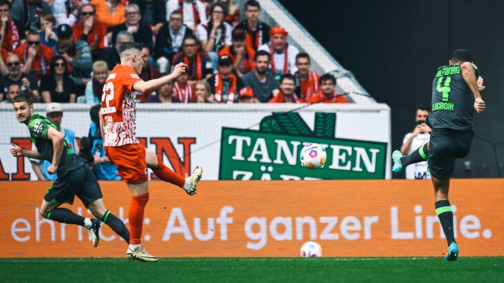 VfL-Wolfsburg-Spieler Maxence Lacroix schießt den Ball.